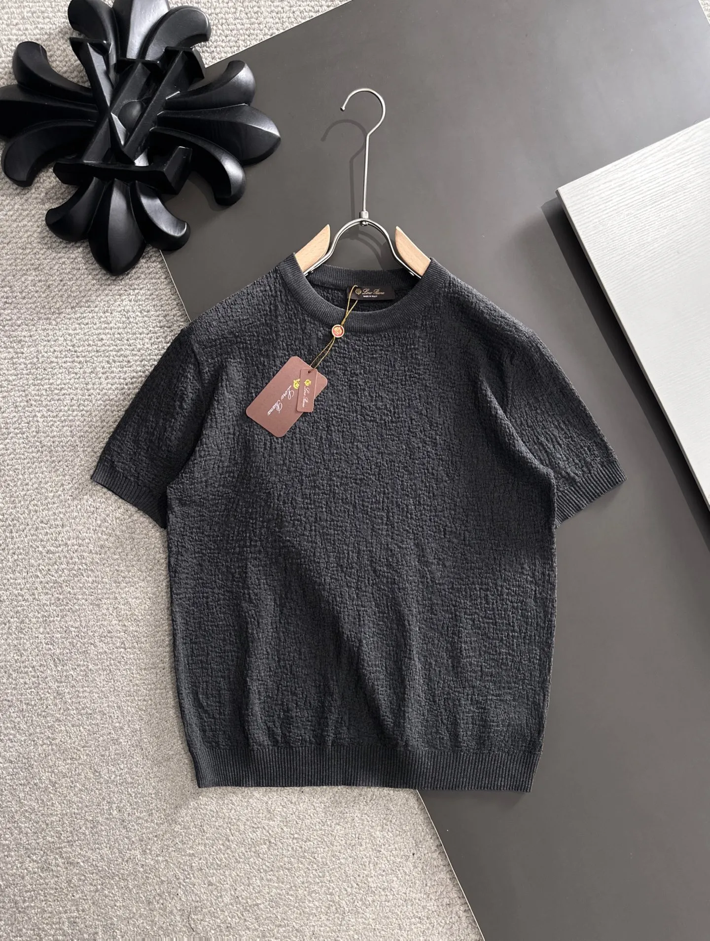 Next day shipment LP high quality Loro Piana 26ss New Arrival men's short-sleeved T-shirt Made of combed cotton yarn knitted cotton fabric, no pressure when entering and exiting the counter Exclusive control of raw materials It feels substantial when weighed, and the upper body is more textured than ordinary T-shirts. This texture can cope with the weather easily and is suitable for both hot and cold! Loose fit design, looks noble. The only correct version is available Size: M to XXXL